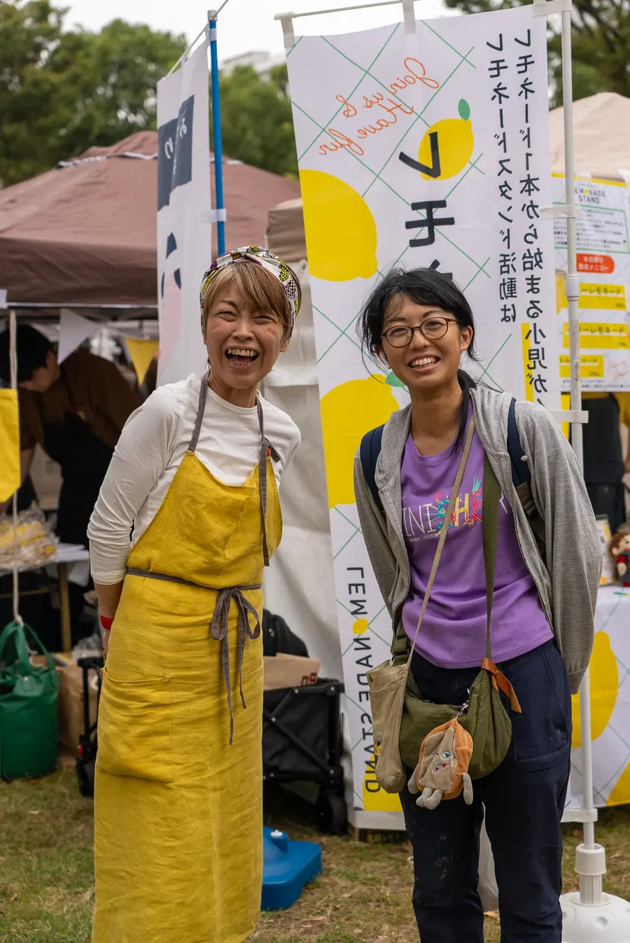 黄色いエプロン姿で笑う第1回の出店者